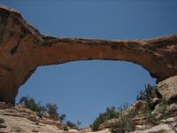 ...shows its the oldes of the three bridges in the park